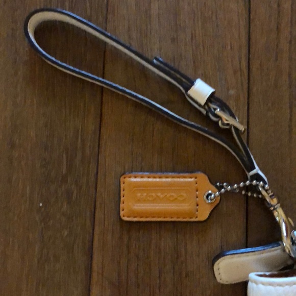 Coach white clutch w/ wrist strap & zipper closure - Picture 3 of 10